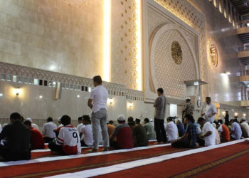 Buang Angin Ketika Salam Shalat, Hukum Shalat Berjamaah yang Terpisah Tiang, preman, adab masuk masjid, Shalat di Masjid