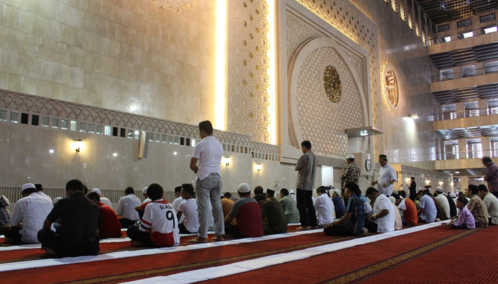 10 Adab Masuk Masjid 3 Buang Angin Ketika Salam Shalat, Hukum Shalat Berjamaah yang Terpisah Tiang, preman, adab masuk masjid