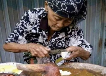 Kisah Mbah Niah jualan rujak hingga usia senja. Foto: @surabaya_foodies/Instagram