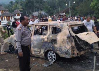 Proses olah tempat kejadian perkara temuan dia jenazah dalam mobil terbakar oleh anggota kepolisian di Cidahu, Sukabumi,Jawa Barat, Ahad (25/8/2019). Foto: Kompas