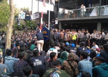 Ratusan suporetr Persib Bandung, Bobotoh melakukan aksi unjuk rassa di depan kantor manajemen persib bandung di Graha Persib jalan sulanjana Kota Bandung sabtu sore (10/8/19)). Foto: Saifal/Islampos