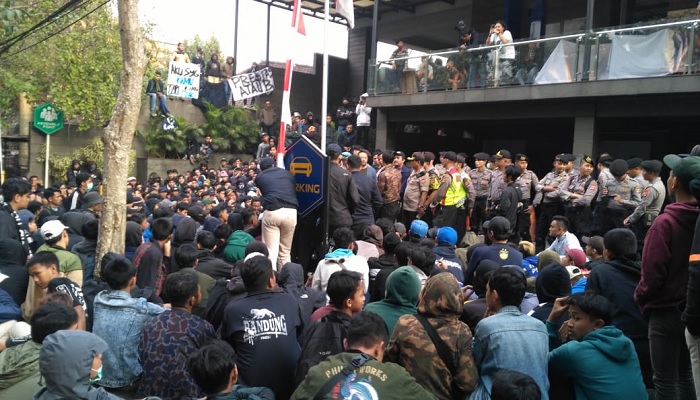 Ratusan suporetr Persib Bandung, Bobotoh melakukan aksi unjuk rassa di depan kantor manajemen persib bandung di Graha Persib jalan sulanjana Kota Bandung sabtu sore (10/8/19)). Foto: Saifal/Islampos