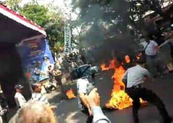 Anggota polisi di Cianjur dibakar saat amankan aksi demo. Foto: Merdeka