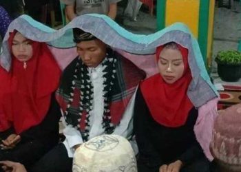 Pernikahan pria dengan dua wanita sekaligus disebut-sebut terjadi di Dusun Pangkalan Padang RT 06/02 Desa Airtarap Kecamatan Kendawangan, Kabupaten Ketapang, Kalimantan Barat. Foto: Instagram