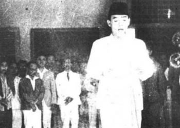 Sukarno membacakan Proklamasi Kemerdekaan pada 17 Agustus 1945 di Pegangsaan Timur 56 Jakarta. Foto: Frans Mendur/IPPHOS.