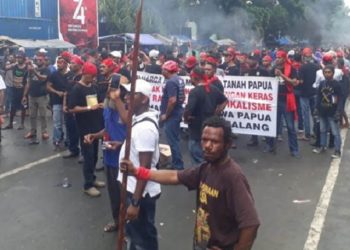 Demo berujung kerusuhan di Manokwari, Papua. Foto: Jawapos