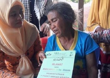 Nenek Sahnun tak percaya dapat hadiah umroh gratis. Foto: Kompas