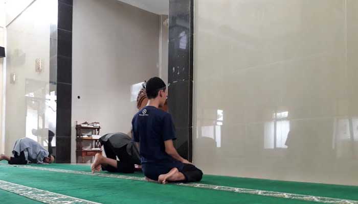 Bacaan duduk diantara dua sujud yang pendek