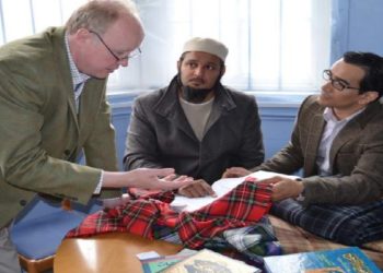 Dr Azeem Ibrahim, Shaikh Amer Jamil dan Dr Nick Fiddes dari DC Dalgleish Tartan Designers and Mills, membahas desain Tartan Islam menggunakan metode tenun tradisional dengan dimensi teologis Islam. Foto: About Islam