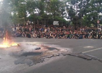 Mahasiswa di Bandung tolak pengesahan RKUHP dan UU KPK. Foto: Saifal/ Islampos