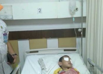 Al Fikri (7) mengalami iritasi mata diduga akibat kabut asap. Dia dirawat di rumah sakit di Jambi. Foto: Detik