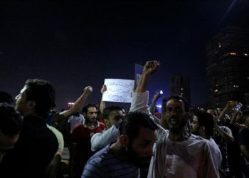 Massa protes Presiden Mesir Abdul Fattah Al-Sisi. Foto: Hurriyet