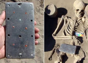 Arkeolog temukan benda kuno yang mereka sebut 'iPhone.' Foto: Siberian Times