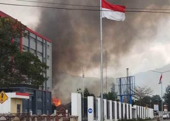 Kompleks kantor Bupati Jayawijaya yang ikut terbakar dalam aksi demo yang berakhir rusuh di Wamena, Kabupaten Jayawijaya, Senin (23/9). Foto: Jawa Pos