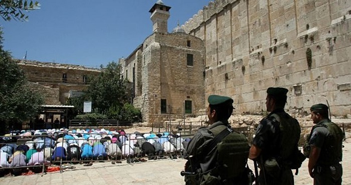 Pasukan Israel tengah menjaga ketat jemaah shalat. Foto: PIC
