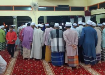 Kerumunan jamaah masjid yang menyaksikan wafatnya muazin  usai kumandangkan azan di masjid  Annur Felda Teloi Timur, Malaysia. Foto: Facebook Masjid Annur Felda Teloi Timur