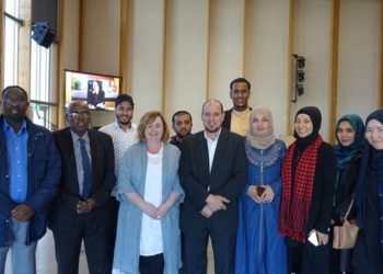 Gamal Fouda (baris depan, kiri keempat) dan Zahra Hussaini (kanan ketiga) dengan Megan Woods (baris depan, ketiga dari kiri) dan anggota komunitas Muslim. Foto: RNZ / Eleisha Foon