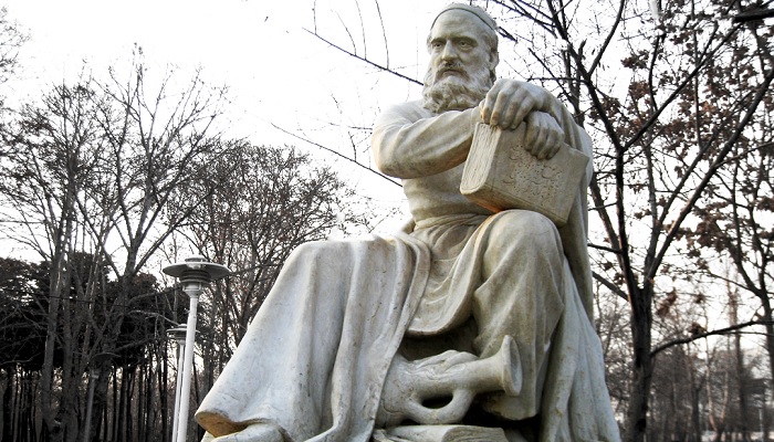 Patung Umar Khayyam. Foto: About Islam