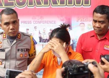 Ibu dari kakak-beradik penganiaya Astiah, guru SD Inpres Pa'bangngiang Gowa, ditetapkan menjadi tersangka. Foto: detikcom