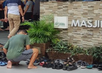Steven, pria Tionghoa di Singapura yang kerap rapikan sandal di masjid. Foto: Facebook  Muslim Youth  Forum Singapore