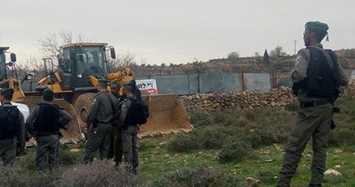 Pemukim Yahudi gali tanah Palestina. Foto: PIC