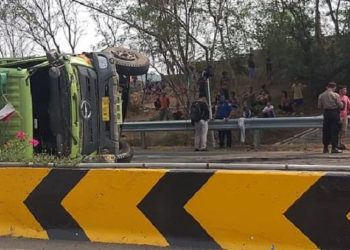 Dump Truk terguling Usai Terlibat Kecelakaan Beruntun di Tol Cipularang. Foto: Okezone