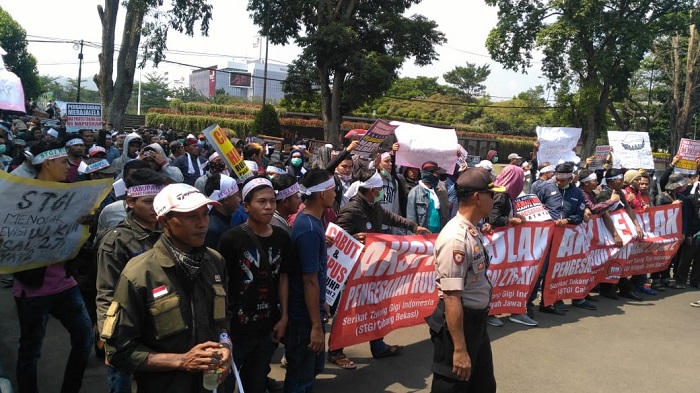 Ratusan massa tukang gigi tolak RKUHP di Bandung. Foto: Saifal/Islampos