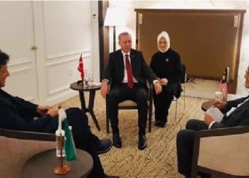 Presiden Turki Recep Tayyip Erdogan, PM Pakistan Imran Khan, dan PM Malaysia Mahathir Mohamad dalam pertemuan trilateral membahas rencana memerangi islamophobia. Foto: Instagram Imran Khan