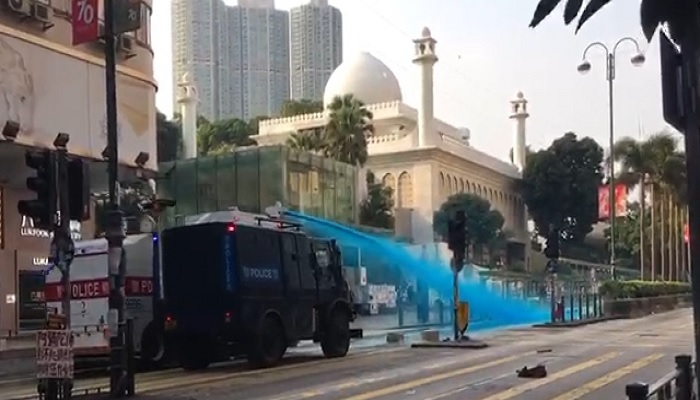 Masjid Kowloon, Hong Kong, saat terjadi insiden semprotan air oleh water canon polisi. Foto: RTHK