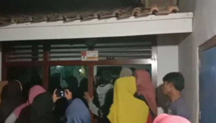 Warga kerumuni TKP insiden anak bacok ayah. Foto: Youtube