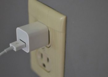 Bayi yang meninggal tersengat listrik di Indramayu bukan karena charger ponsel. Foto: Skyegrid Media
