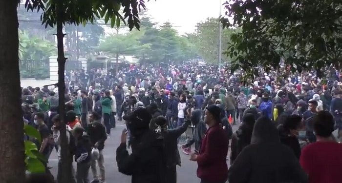 Semula Berjalan Damai, Demo Ribuan Mahasiswa di Bandung Kembali Bentrok 1 demo