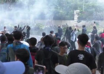 Aksi demo mahasiswa di Bandung berakhir ricuh. Foto: Saifal/Islampos