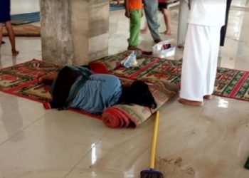Seorang perempuan tergolek lemah usai gugurkan kandungan di dalam sebuah masjid di Sulsel. Foto: Rakyatku