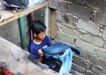 Heri Misbahudin (17) tengah membereskan pakaian di dalam rumahnya di Desa Sukatani, Kecamatan Pacet, Kabupaten Cianjur, Jawa Barat, Jumat (18/10/2019). Foto: Kompas