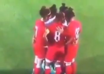 5 pemain lawan lindungi seorang pemain bola wanita yang jilbabnya terlepas. Foto: Twitter