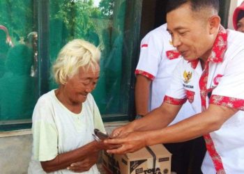 Tak memiliki uang, janda sebatangkara di Kabupaten Magetan ini terpaksa menjual 3 sendok kepada tetangganya untuk membeli beras. Foto: Kompas