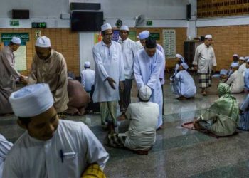 Pria Muslim selama sholat subuh di Masjid Pusat Yala. Foto: NYTimes