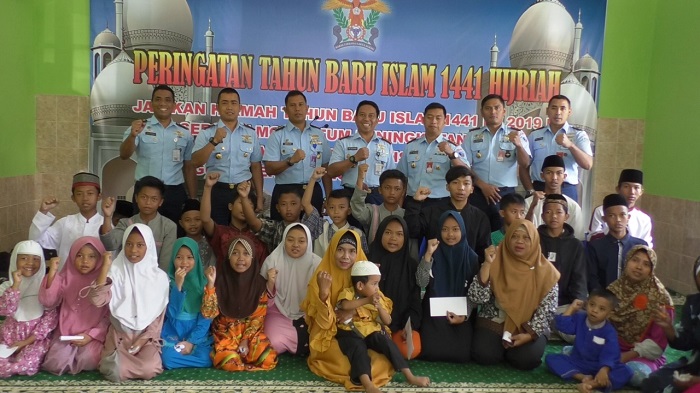 Anggota TNI AU Depohar 10 berbagi bersama anak yatim. Foto: Saifal/Islampos