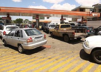 Mobil-mobil di Venezuela antre isi bensin. Foto: Reuters