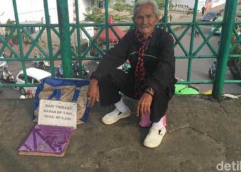 Kakek penjual jasa timbang badan dan ukur tensi di Stasiun Bogor. Foto: Detik
