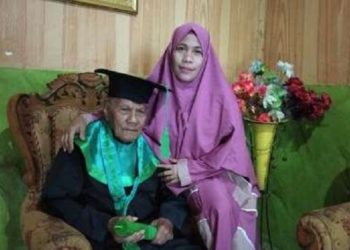 La Ode Muhammad Sidik lulus S-1 di usianya yang menginjak 85 tahun. Foto: Kendarinesia