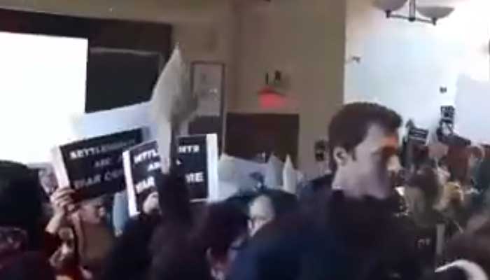Mahasiswa harvard membubarkan diri saat dubes Israel mengisi kuliah. Foto: Screenshot twitter