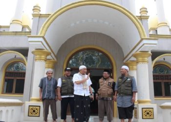 Puang Busli (Berbaju putih) bersama perwakilan Wahdah Islamiyah di depan Masjid di Gowa. Foto: Istimewa (Rustam Hafid/Wahdah Islamiyah)