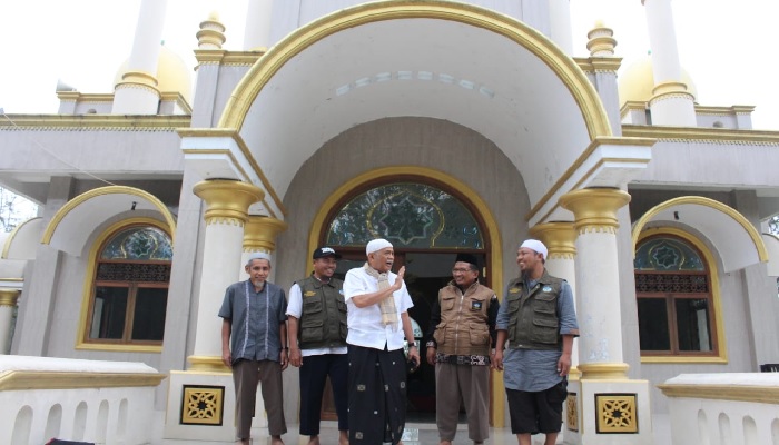 Puang Busli (Berbaju putih) bersama perwakilan Wahdah Islamiyah di depan Masjid di Gowa. Foto: Istimewa (Rustam Hafid/Wahdah Islamiyah)