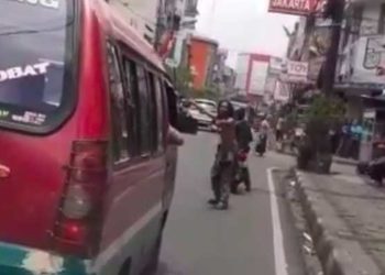 Aksi sang pria berusaha mengarahkan kendaraan lain agar memberi jalan untuk ambulans. Foto: Tangkapan layar Instagram