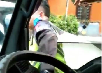 Polisi pukul sopir ambulans. Foto: Instagram