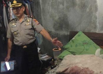Kapolsek Srandakan, Kompol B Muryanto, menunjukkan TKP kasus penusukan yang masih terdapat berkas darah di rumah korban, di Srandakan, Bantul, Kamis (21/11/2019). Foto: Tribunnews
