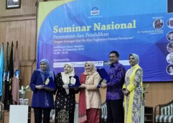 Penghargaan diberikan Rektor UIN Syarif Hidayatullah Prof Dr Amany Lubis, MA kepada LHS pada Seminar Nasional Perempuan dan Pendidikan di Kampus UIN Jakarta. Foto: istimewa (Rhio/Islampos)