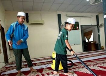 Anak-anak membersihkan mushala. Foto: Harian Metro